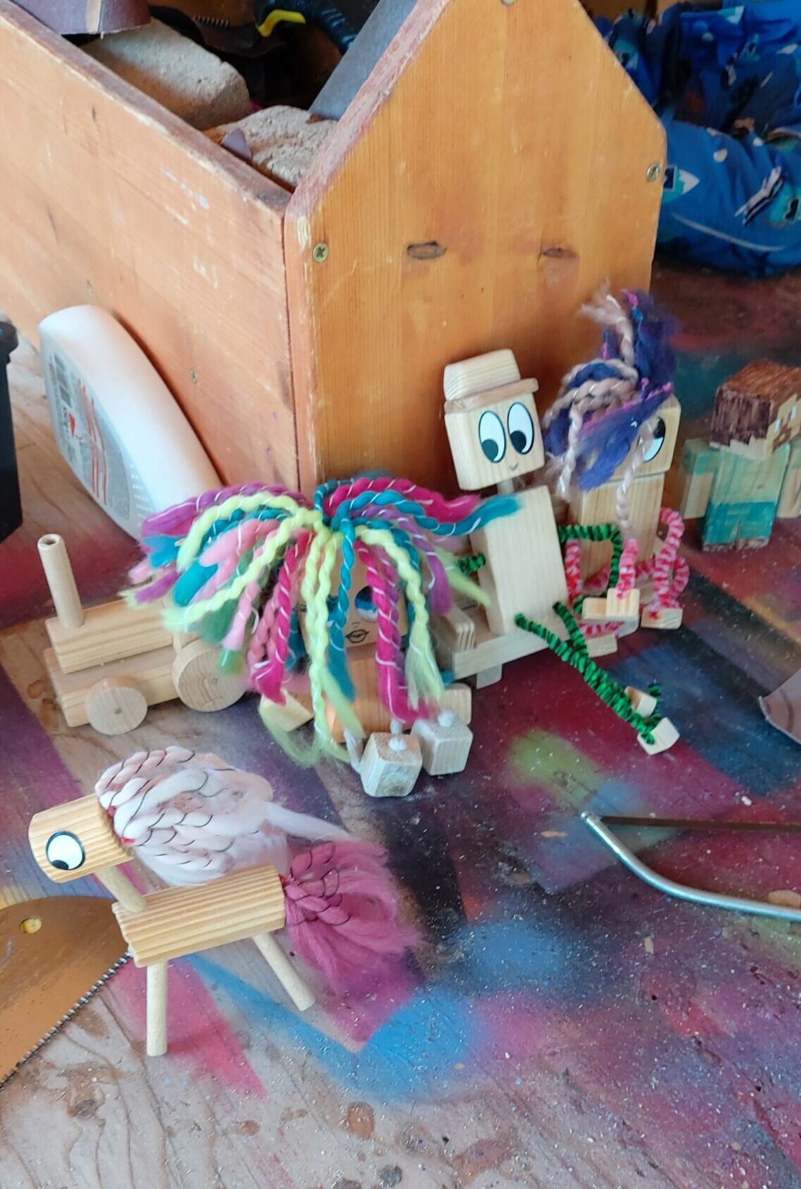 Foto der aus Holz gebastelten Spielzeuge